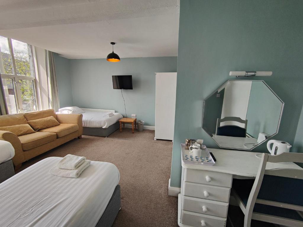 Piccola camera con letto e specchio di Station View Tavern a Cork