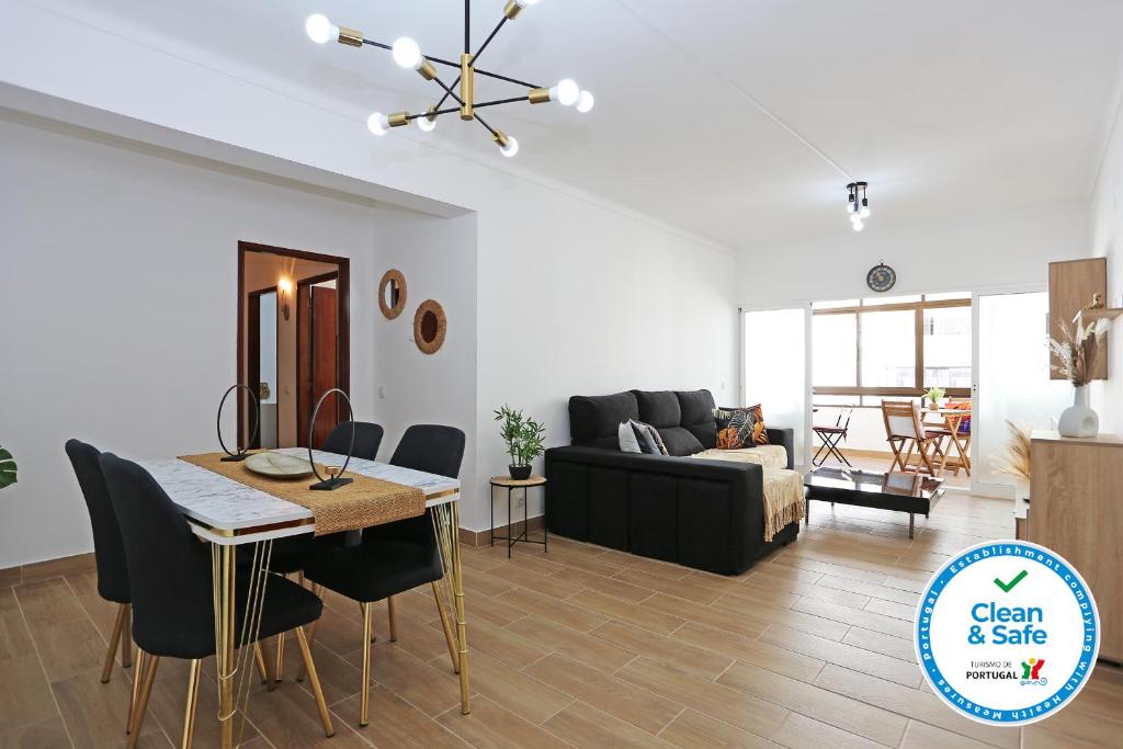 - un salon avec une table et un canapé dans l'établissement B66 - Quinta Amparo Holiday Apartment, à Portimão