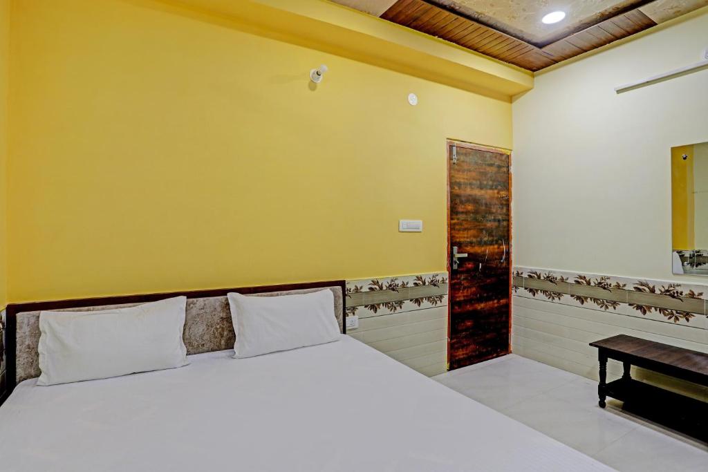 Postel nebo postele na pokoji v ubytování OYO Hotel Abhi Palace
