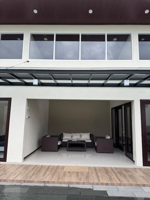 Area tempat duduk di Villa Medea Banyuwangi