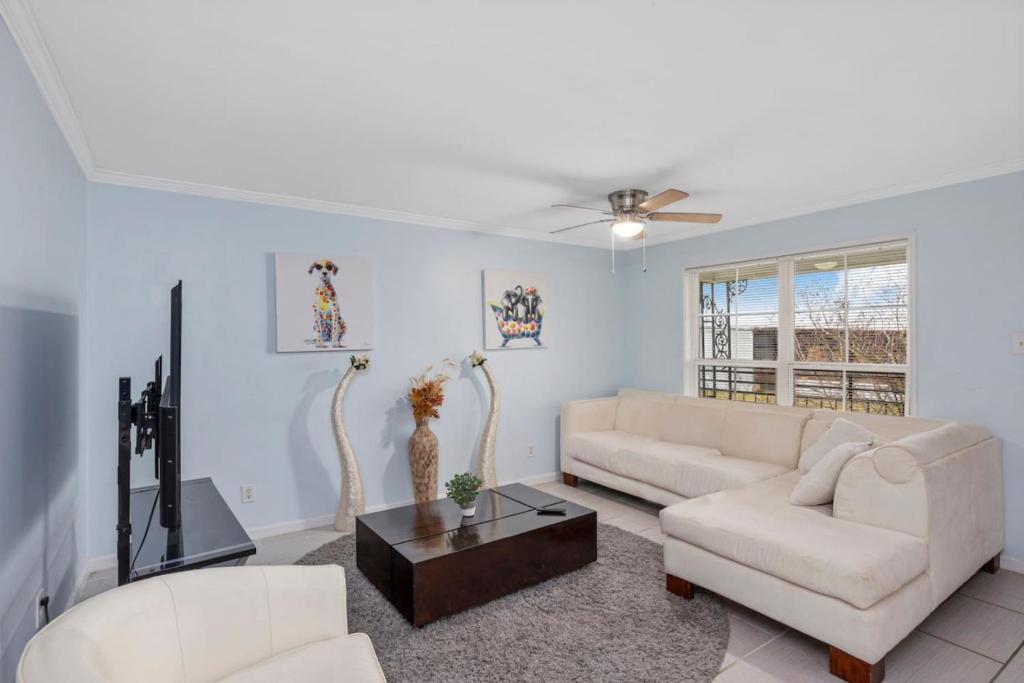 Posezení v ubytování Delightful Apartment in Iowa, LA - Apartment 4