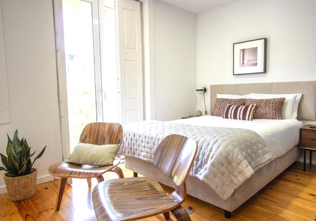 1 dormitorio con 1 cama grande y 2 sillas en Formosa79 Apartments by Guestify en Oporto