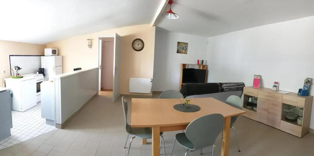 une cuisine et une salle à manger avec une table et des chaises dans l'établissement Maison confortable avec jacuzzi à Mareuil-sur-Cher, à Mareuil-sur-Cher