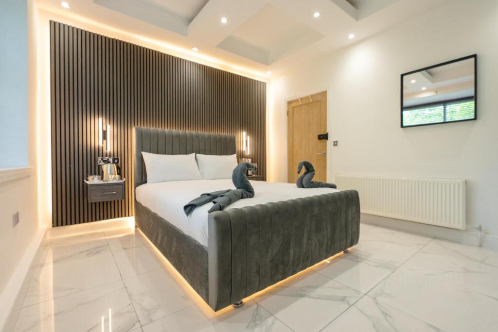 Un dormitorio con una cama con dos pingüinos. en OYO Bellevue Apartments Middlesborough, en Middlesbrough
