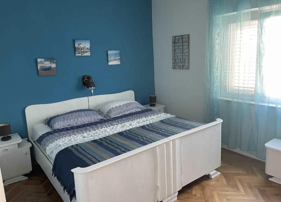 1 dormitorio con 1 cama blanca y paredes azules en Apartment in Vinišce with Seaview, Balcony, Air condition, WIFI (4759-1), en Vinišće