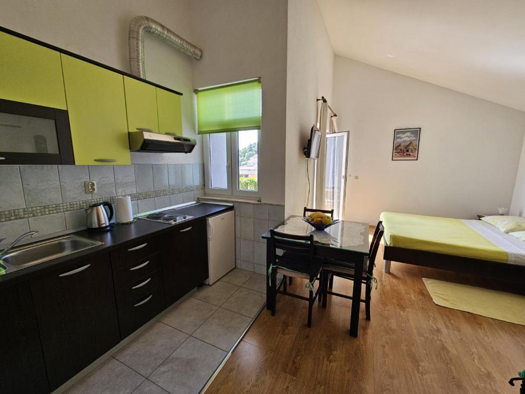 Studio apartment in Duce with sea view, balcony, air conditioning, WiFi 5067-6