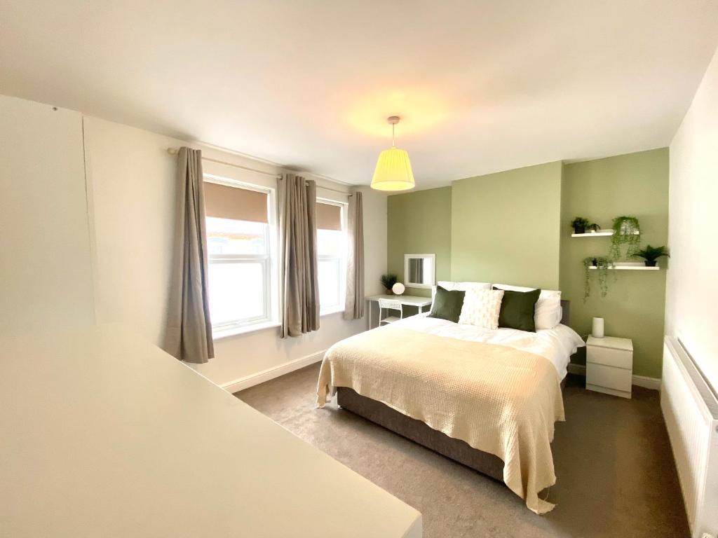 ラッシュデンにあるRushden - Spacious House and Garden, Free Parking, TV, Sleeps 8 Guestsのベッドと窓のある寝室