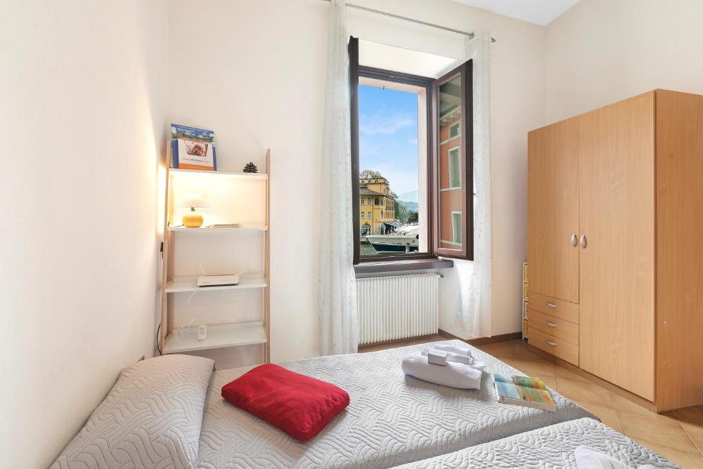 A bed or beds in a room at Lake View Historical Center Apartment - Happy Rentals