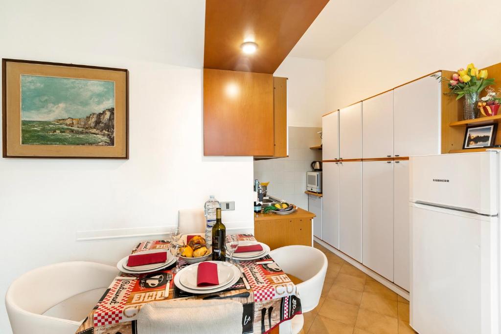 A kitchen or kitchenette at Lake View Historical Center Apartment - Happy Rentals