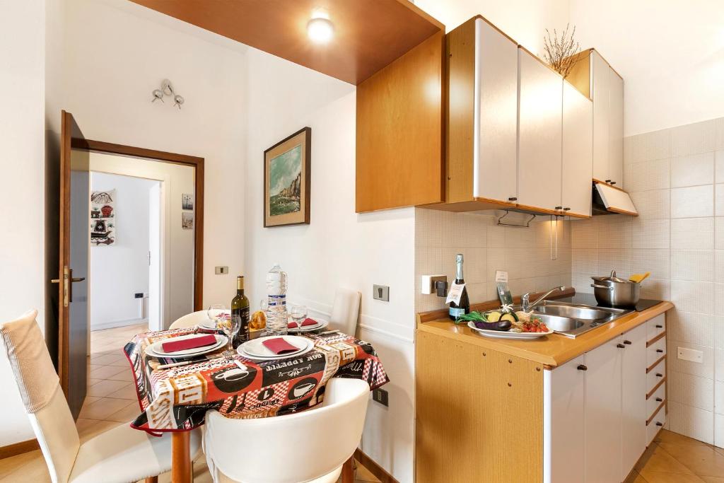 A kitchen or kitchenette at Lake View Historical Center Apartment - Happy Rentals