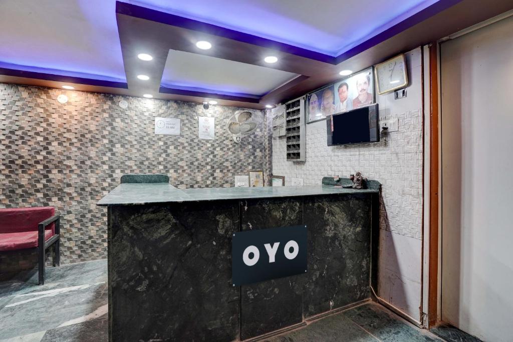 Büro aiya mit einer Rezeption und einem TV an der Wand in der Unterkunft SPOT ON Hotel Drip Inn in Lucknow