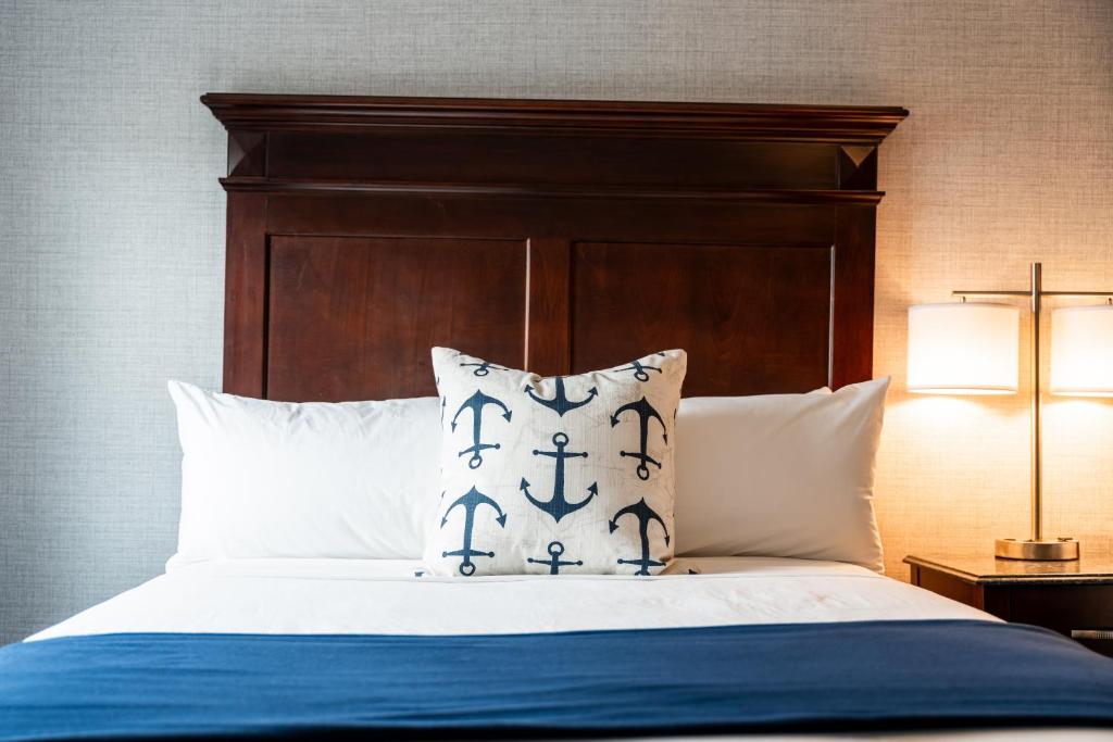 Newport Beach Hotel & Suites - 