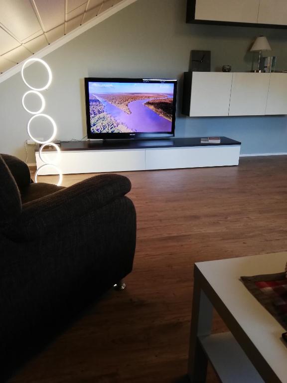 TV a/nebo společenská místnost v ubytování Am Lindenbaum, Ferienwohnung in Siebenbach am Nürburgring