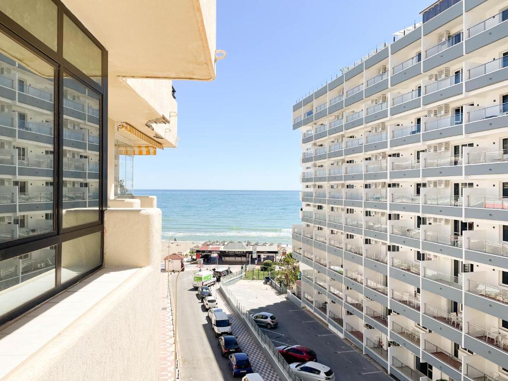 uma vista para o oceano a partir de um edifício em Montemar Terral Apartments em Torremolinos