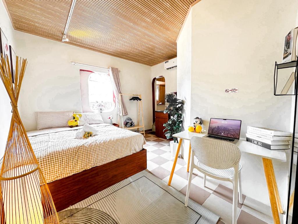 Postel nebo postele na pokoji v ubytování La Casa Di Dicembre 36B Trần Hưng Đạo