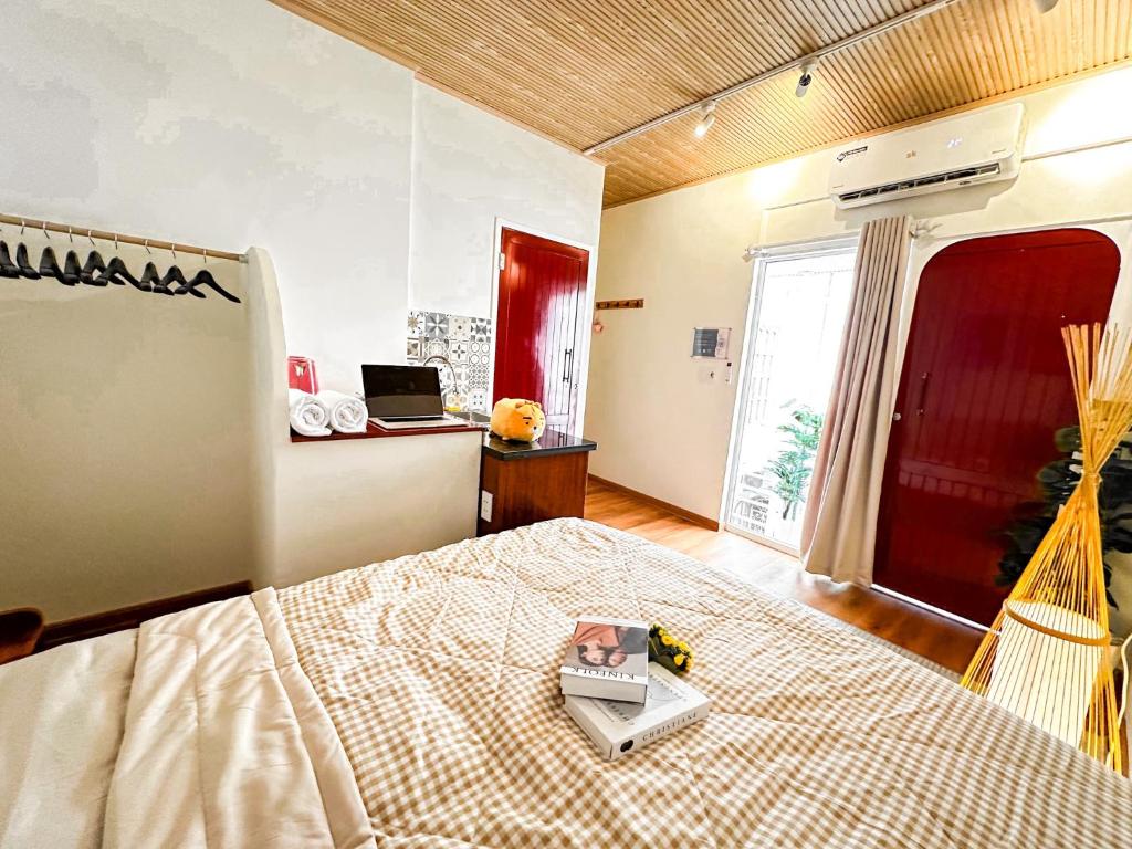 Postel nebo postele na pokoji v ubytování La Casa Di Dicembre 36B Trần Hưng Đạo