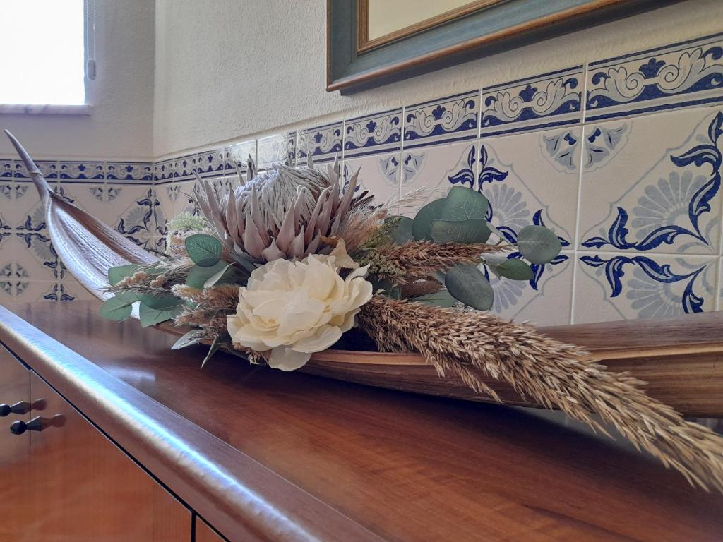 a vase of flowers on top of a counter at Aurora Sol in Luz