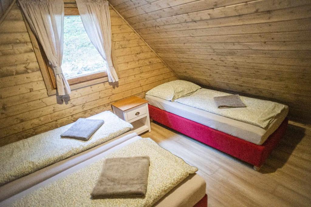 Postel nebo postele na pokoji v ubytování Chata pod hradom 2