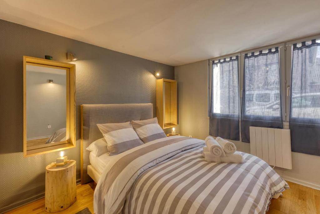 um quarto com uma cama grande e um espelho em Détente et repos, près de la rivière et Paris em Saint-Maur-des-Fossés