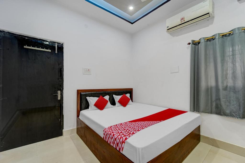 Tempat tidur dalam kamar di OYO Flagship Dev Laxmi Palace Hotel & Banquet