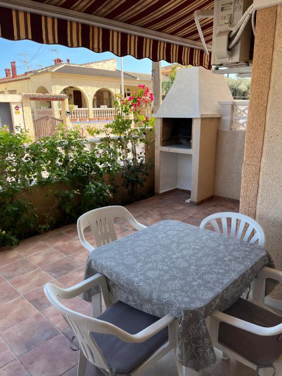 einen Tisch und Stühle auf einer Terrasse in der Unterkunft Apartmento HANA con terraza - PLAYA LA MATA in La Mata