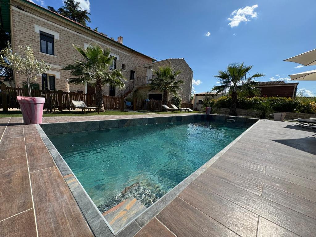 uma piscina em frente a uma casa em Cosy love Room em Les Arcs sur Argens