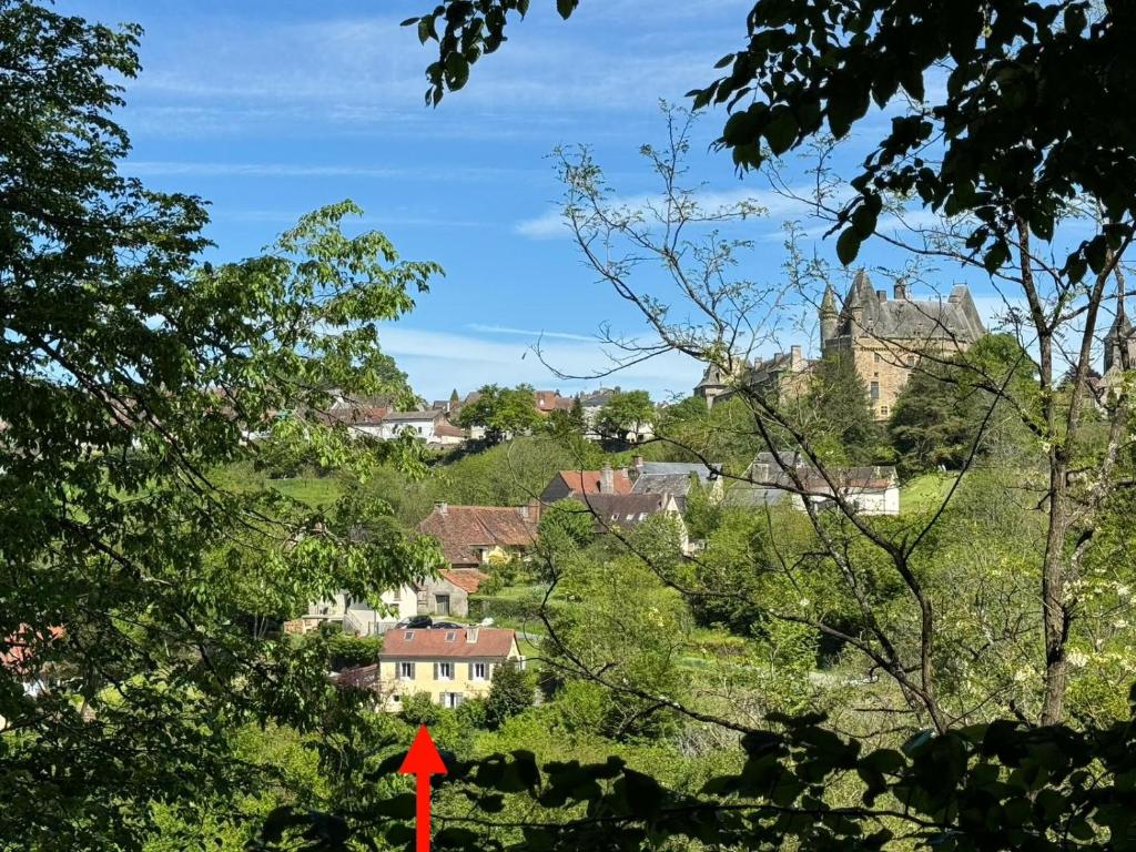 une flèche rouge indique une ville avec un château dans l'établissement Cocorico, à Jumilhac-le-Grand