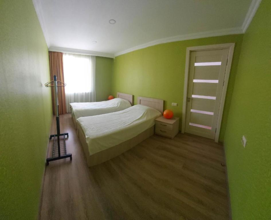 Postel nebo postele na pokoji v ubytování M7 House