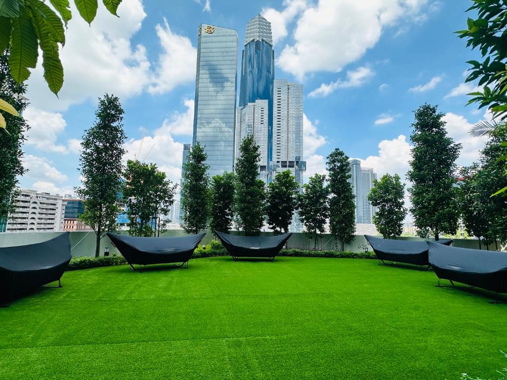 een groep stoelen op een gazon in een stad bij Agile Bukit Bintang Suites TRX in Kuala Lumpur