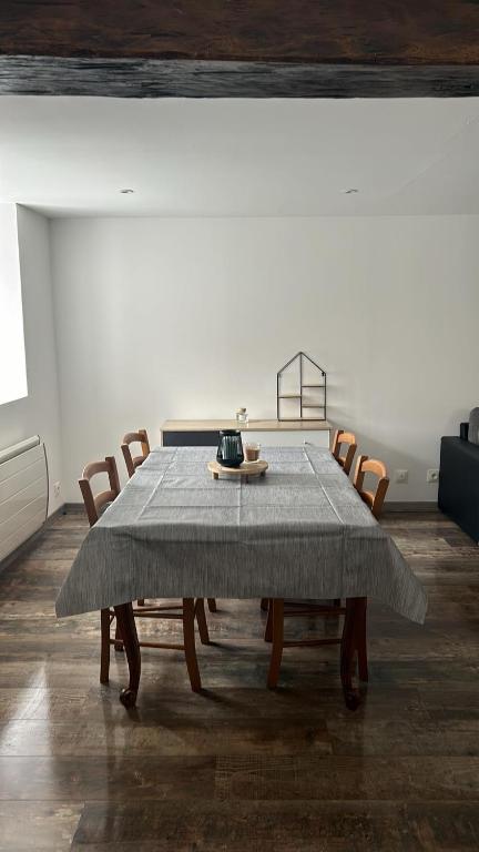 une salle à manger avec une table et des chaises dans l'établissement Gite Pierre et Modernité, à Saint-Maurice-la-Souterraine