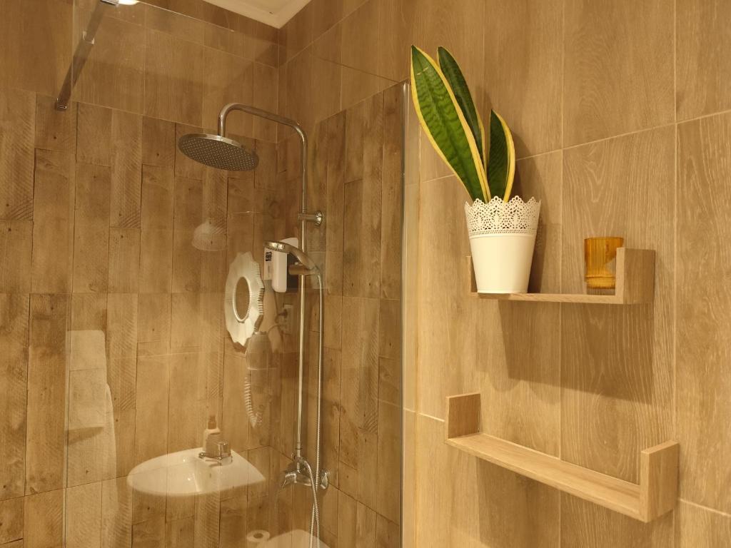 a bathroom with a shower and a sink at Stressfree Apartamento in Vila Nova de Milfontes