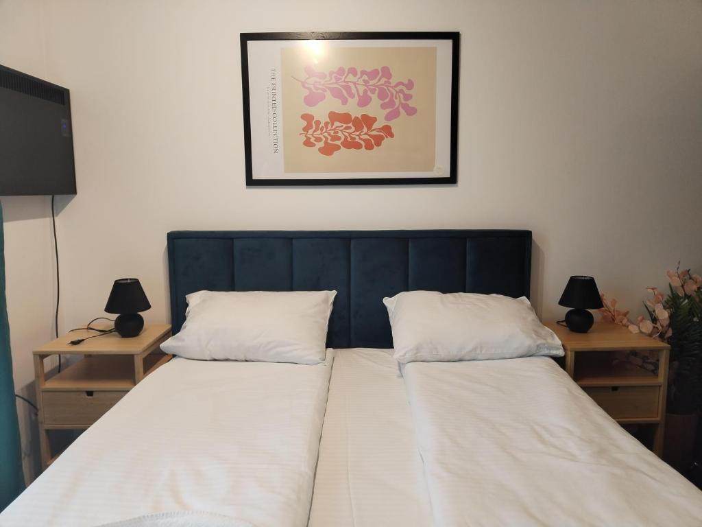 een slaapkamer met 2 bedden en 2 tafels met lampen bij N Lux 95 Milmari in Kopaonik
