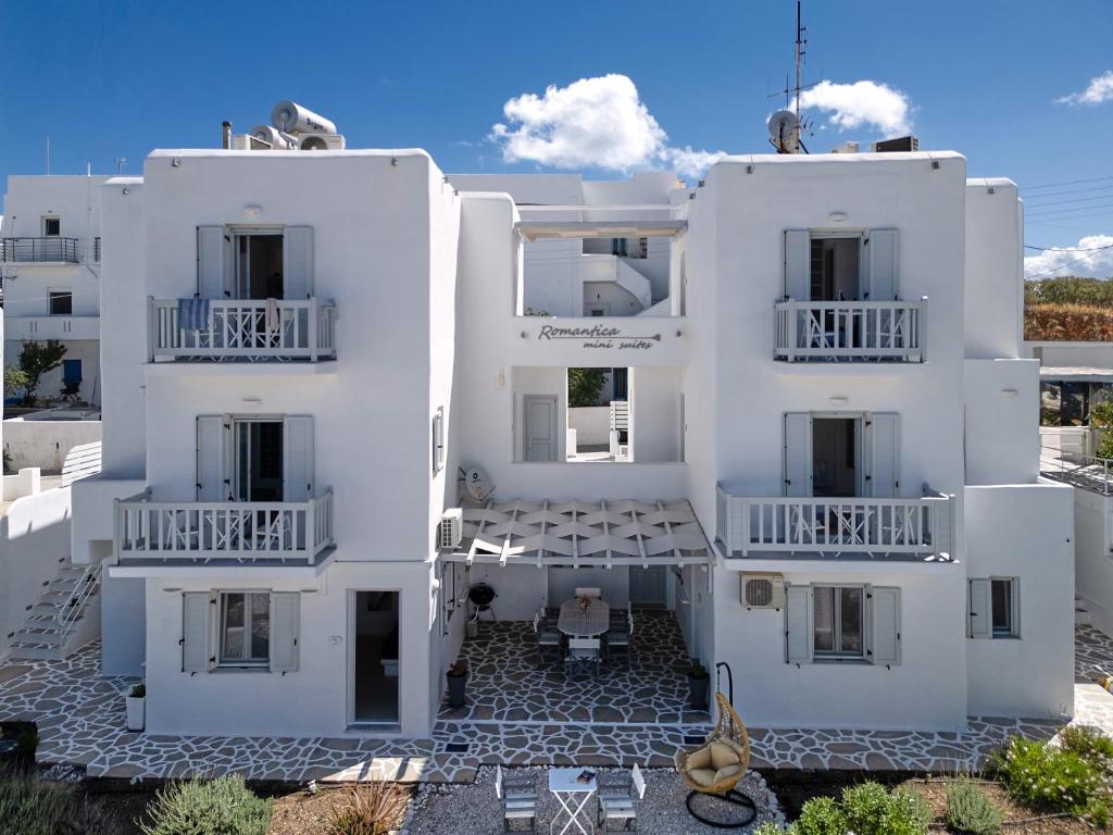uma vista aérea de um edifício branco em Romantica Suites em Naousa