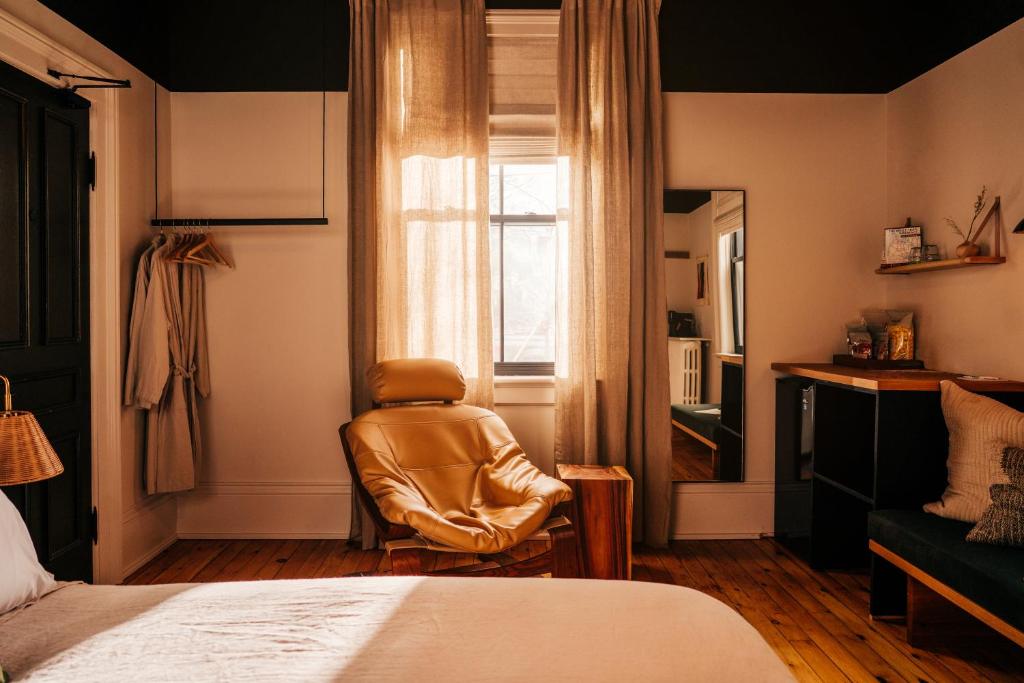 Zimmer mit einem Stuhl, einem Bett und einem Fenster in der Unterkunft Somewhere Inn Collingwood in Collingwood