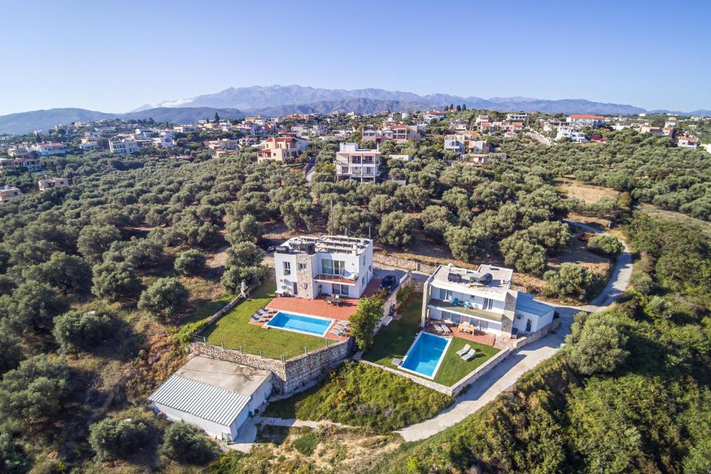 una vista aerea di una casa sulle colline di DIMITRA apartment with private pool and sea view -the ground floor of a two storey building a Daratso