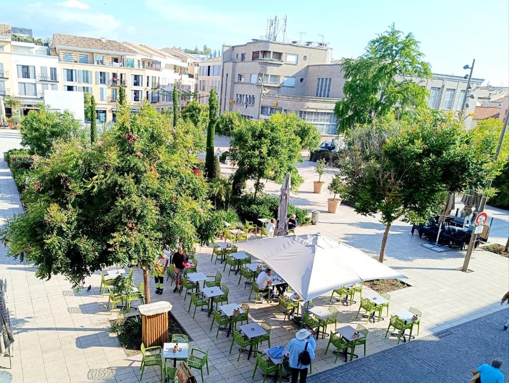 - une vue sur la terrasse dotée de tables et de chaises dans l'établissement Deux pièces rénové climatisé cœur du vieil Antibes, à Antibes