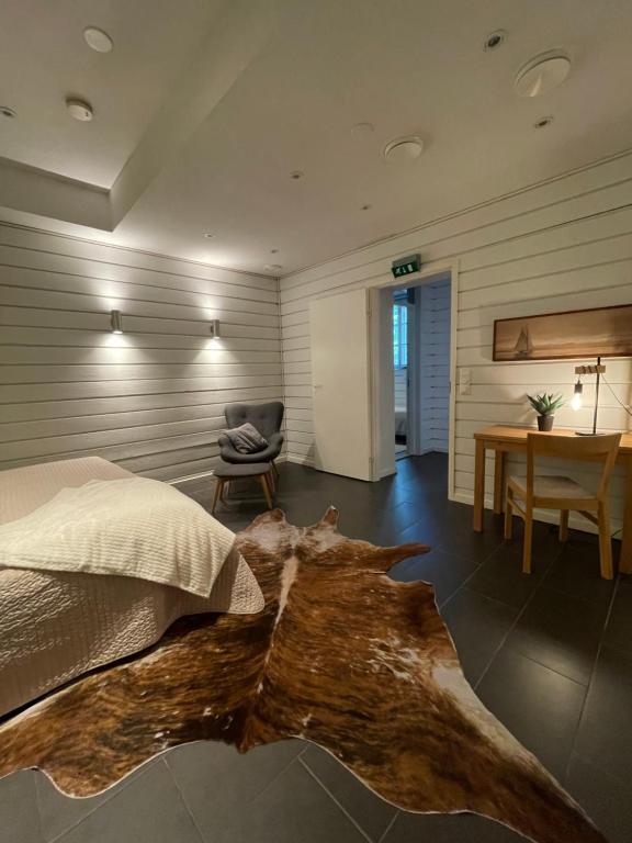 um quarto com uma cama com uma grande árvore desenraizada em Säynätsalo Apartment em Säynätsalo