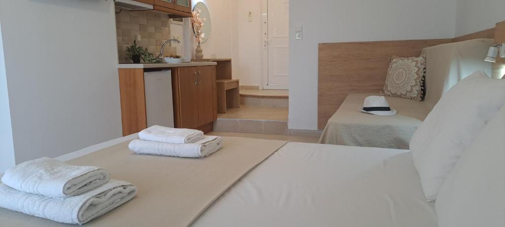 een kamer met twee opvouwbare handdoeken op een bed bij Iasmos - Yiasemi in Pefkochori