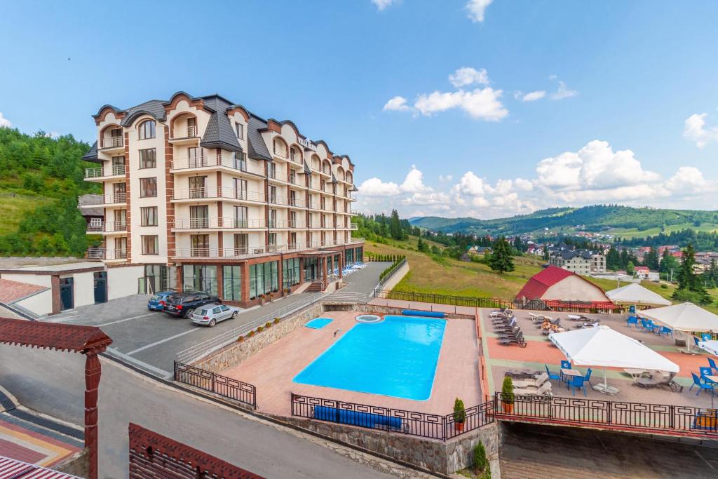um hotel com piscina e um resort em Elena Spa Resort em Bukovel