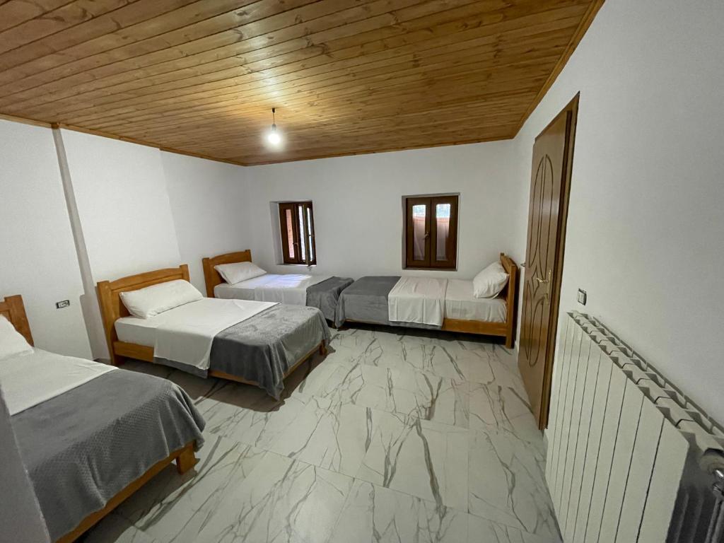 Postel nebo postele na pokoji v ubytování xhovani zelna