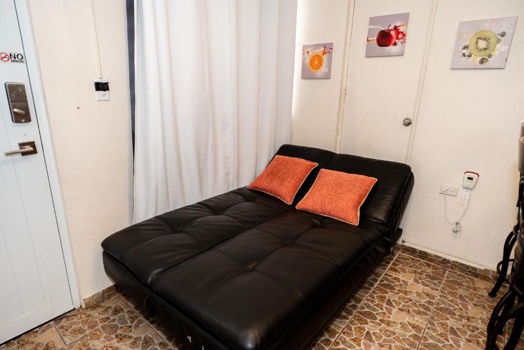 Posezení v ubytování Cozy Studio Retreat with Private Parking and FREE Laundry