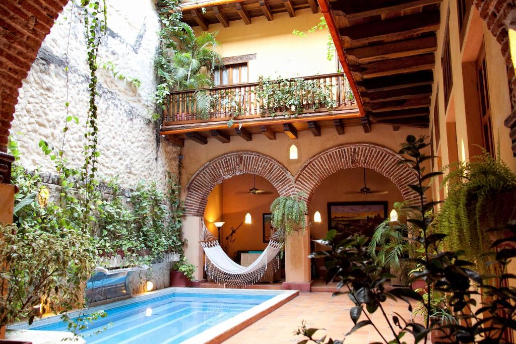a house with a swimming pool in a courtyard at Casa India Catalina in Cartagena de Indias