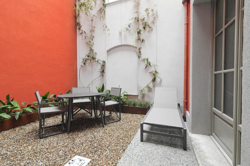 Just Urban Stays - Boutique apartment with parking and gym