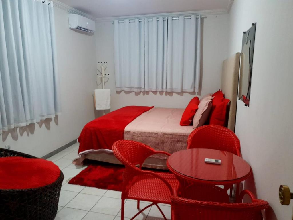 Χώρος καθιστικού στο quarto com banheiro ao lado