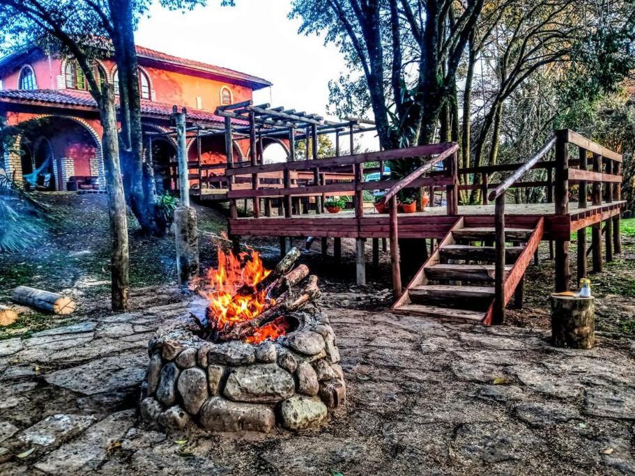 a fire pit in a yard next to a bridge at Hospedaria Santa Clara - Serra Catarinense in Bom Retiro