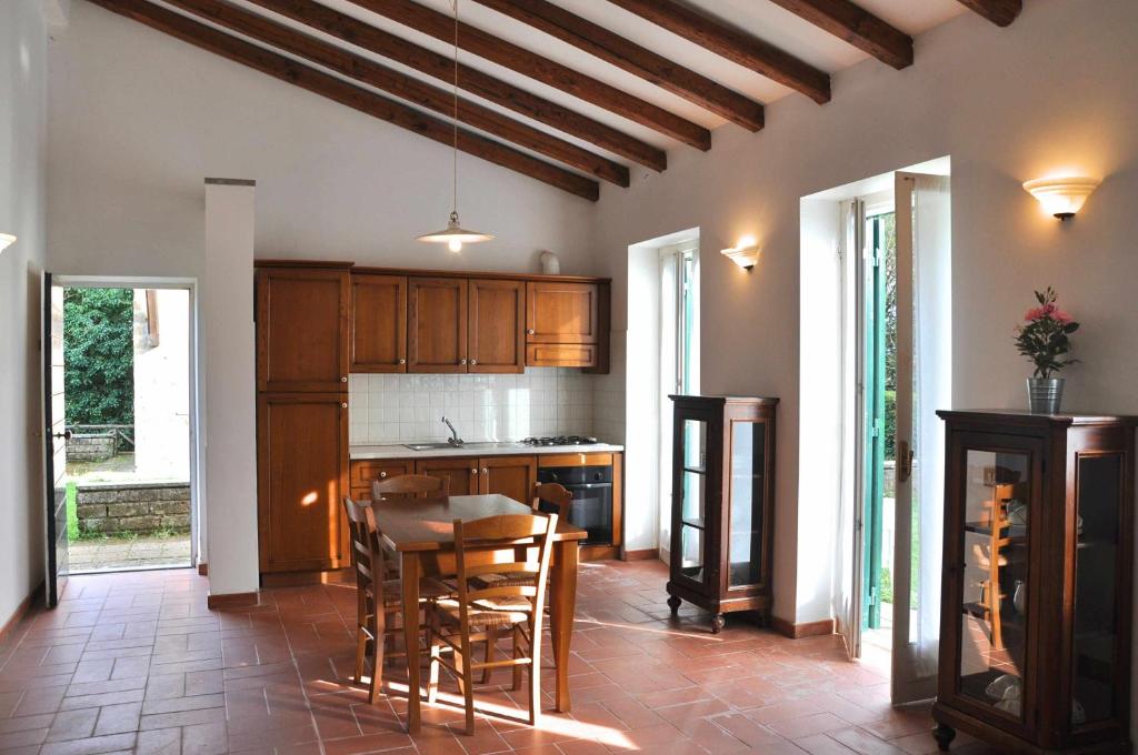 Una cocina con una mesa y sillas en una habitación. en Montecasciano - Ortensia, en Capranica