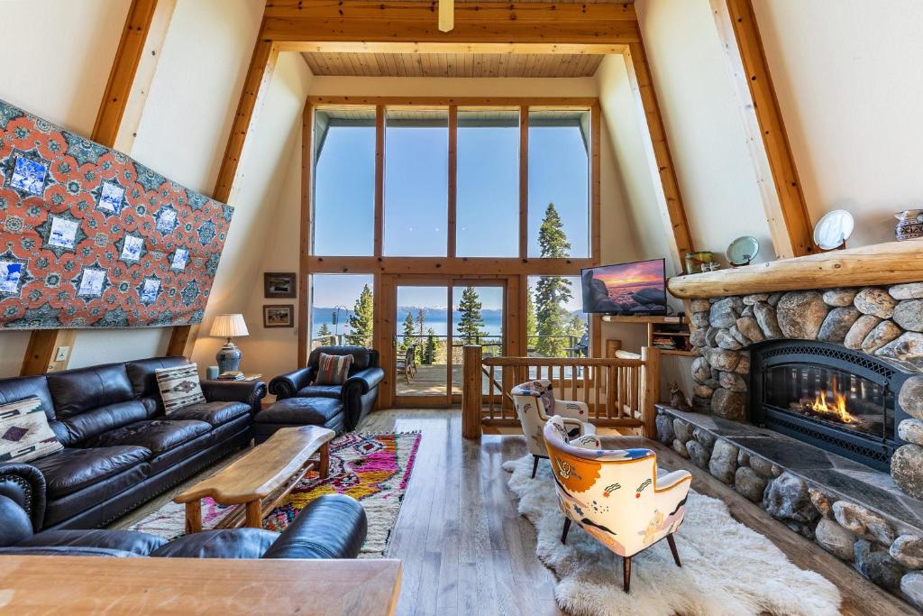 Χώρος καθιστικού στο 4BD with Lake Views Near Beach and Slopes