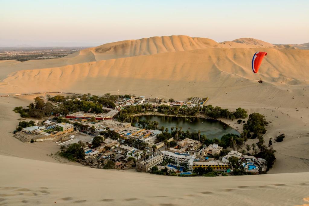 eine Luftansicht eines Resorts in der Wüste in der Unterkunft DM Hoteles Mossone - Ica in Ica