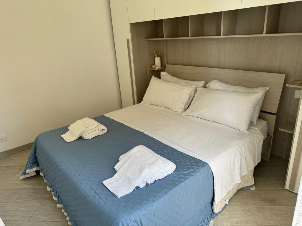ein Schlafzimmer mit einem Bett mit zwei Handtüchern darauf in der Unterkunft Casa Verga in Monopoli