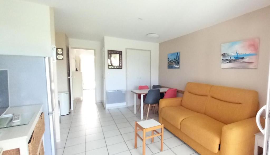 un salon avec un canapé et une table dans l'établissement Résidence Port du Crouesty - maeva Home - Appartement 2 pièces 4 personnes - Sélection MAE-1249, à Arzon